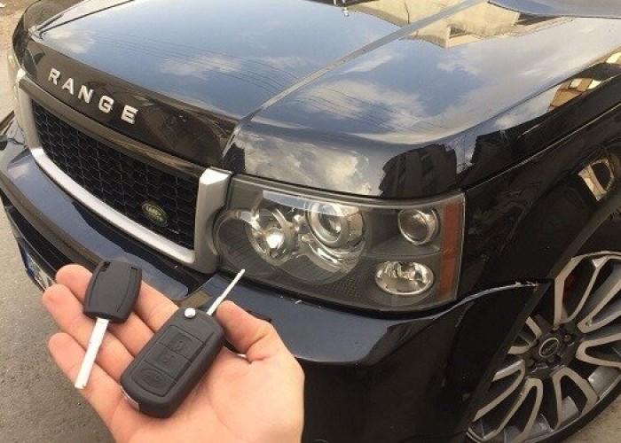 Bakıda "Range Rover" QAÇIRILDI