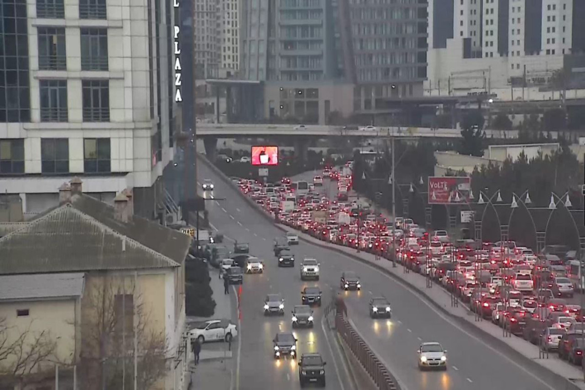 Bakıda sıxlıq olan yollar açıqlanıb 