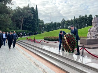 Bakı Beynəlxalq Konfransının iştirakçıları Fəxri və Şəhidlər xiyabanlarını ziyarət ediblər 