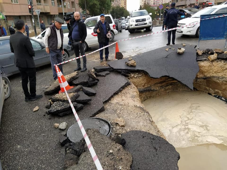 Yasamal rayonunda su borusu partlayıb, ətrafı su basıb