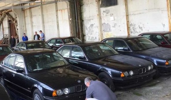 Sahibsiz qarajda 11 ədəd yeni BMW tapılıb
