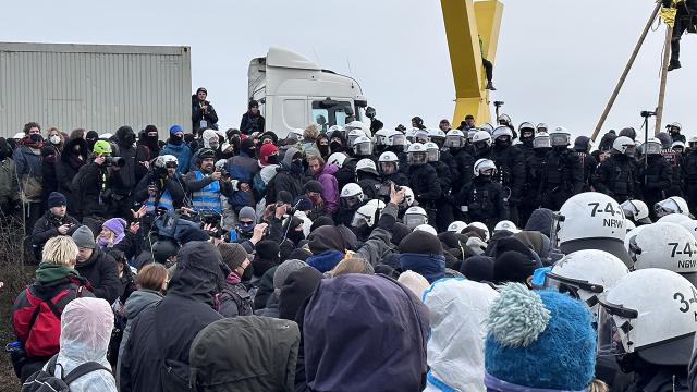 Almaniyada ətraf mühit fəalları ilə polis arasında toqquşma olub