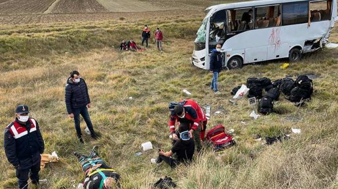 Türkiyədə polis avtobusu aşdı