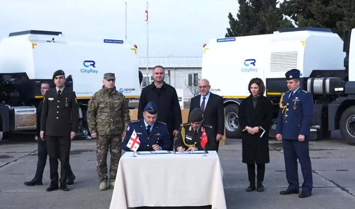 Türkiyə  Gürcüstanın Müdafiə Qüvvələrinə aviasiya və hava hücumundan müdafiə texnikaları verdi