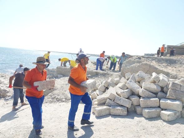 Sökülən qanunsuz tikililərin qalıqları sahildən təmizlənir - FOTO