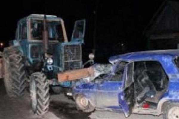 Qaxda avtomobil traktora çırpılıb aşdı: ölən var