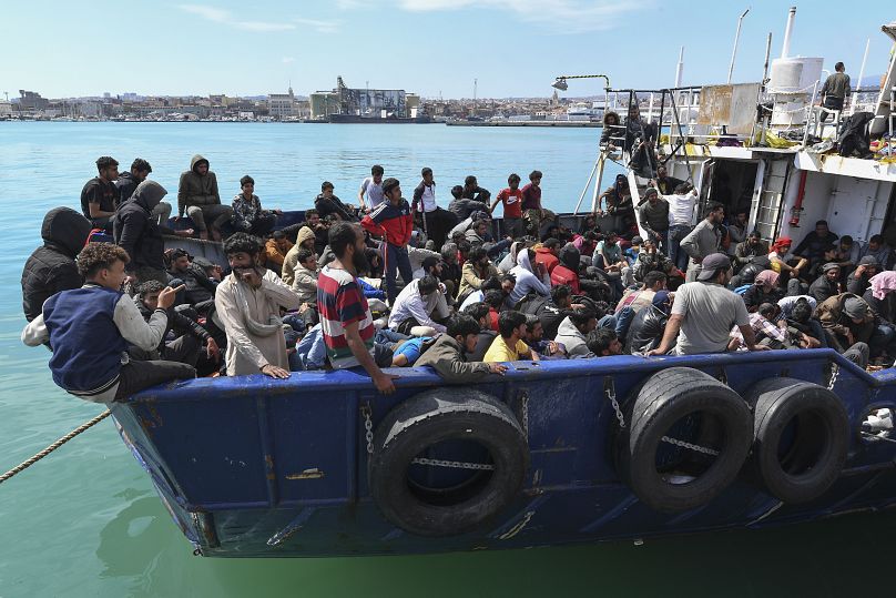 Britaniya qanunsuz miqrantları Ermənistana göndərmək niyyətindədir