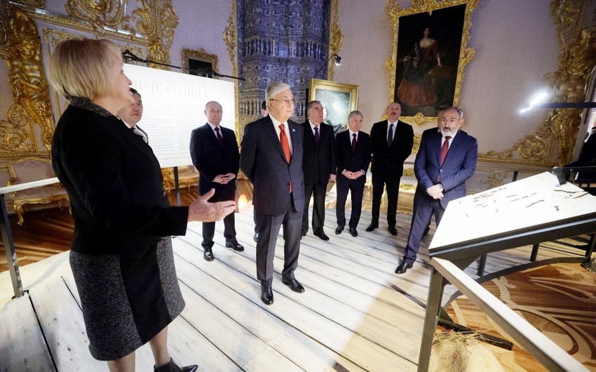Prezident İlham Əliyev Sankt-Peterburqda “Yekaterina sarayı” ilə tanış olub - YENİLƏNİB