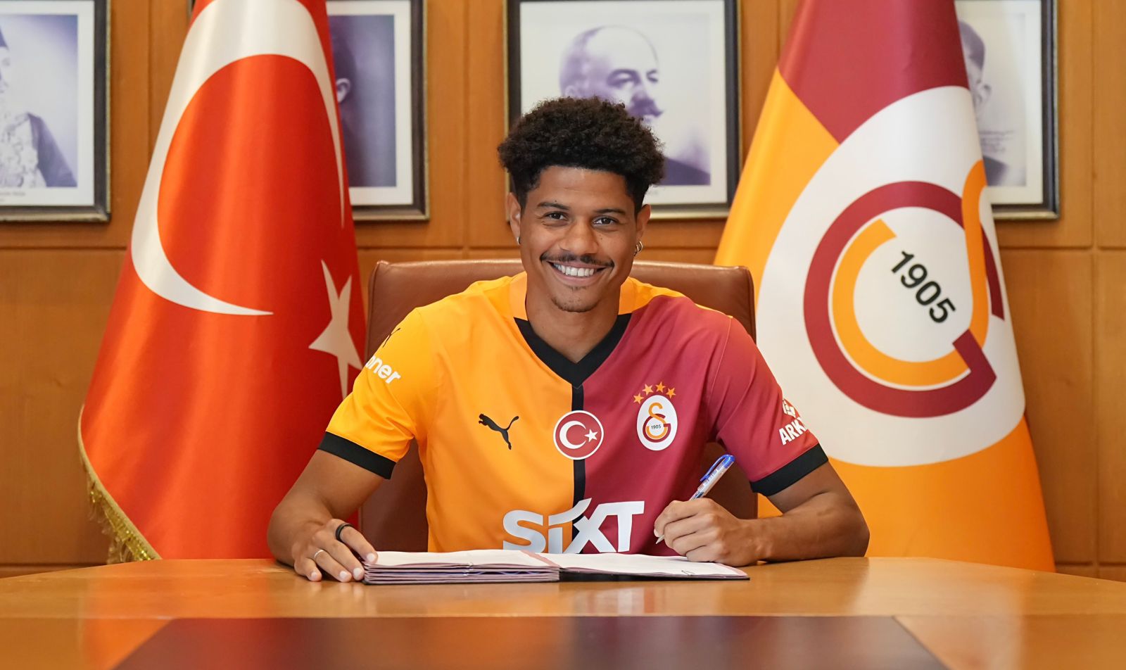 "Qalatasaray" 18 milyon avroya futbolçu aldı