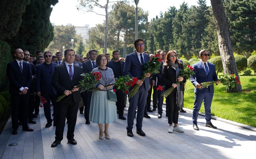 Gənclər və İdman Nazirliyinin rəhbərliyi və kollektivi Ulu Öndərin məzarını ziyarət edib