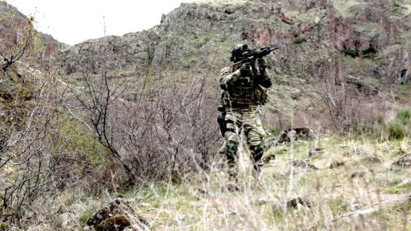 3 PKK terrorçusu Türkiyə ordusuna təslim olub