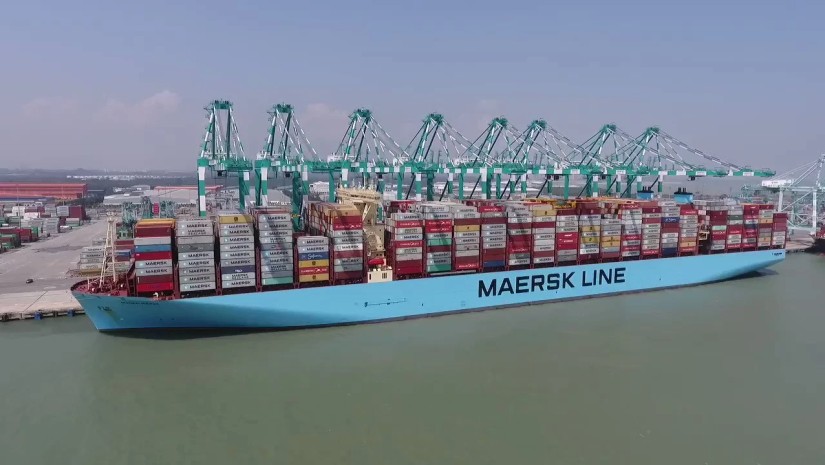 Qırmızı dənizdə Maersk konteyner gəmisi raketlə vurulub