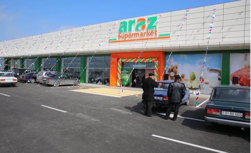 Bakıda "Araz Supermarket"dən alınan çörəyin içindən taxta parçası çıxdı - FOTO