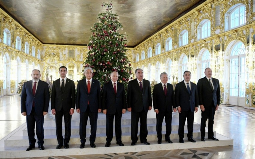Azərbaycan Prezidenti Sankt-Peterburqda “Böyük Peterhof Sarayı” ilə tanış olub