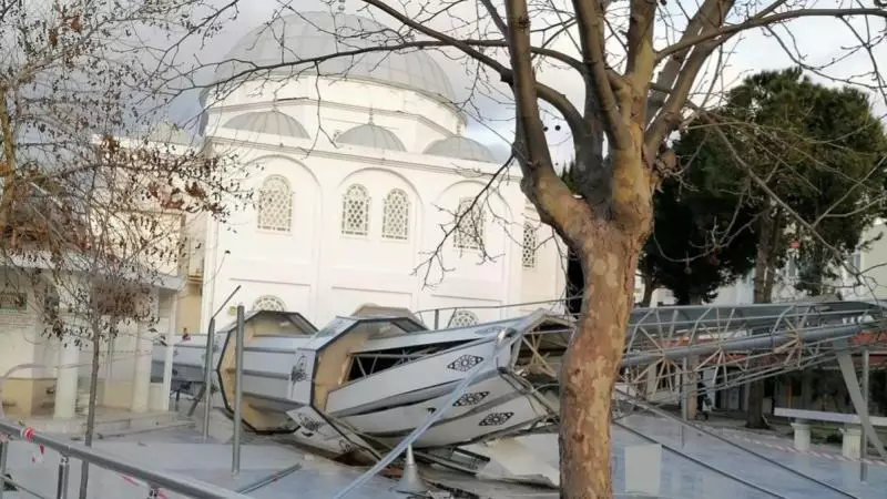 Türkiyədə güclü fırtına məscidin minarəsini aşırdı