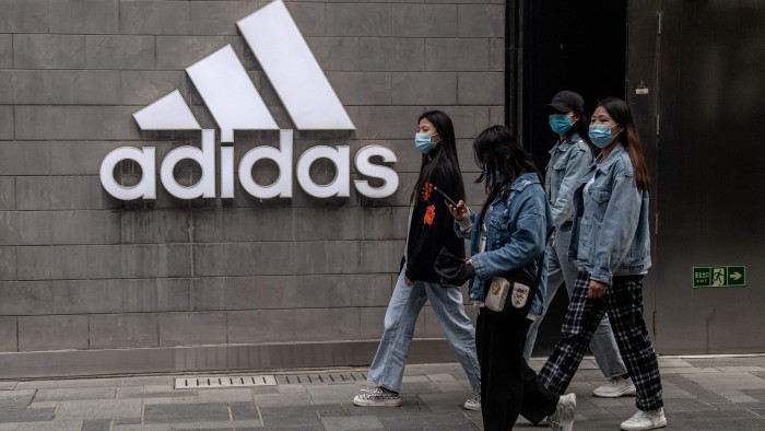 Adidas Çində rüşvət iddialarını araşdırır
