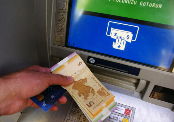 Abşeronda bank kartından 6500 manat oğurlanıb