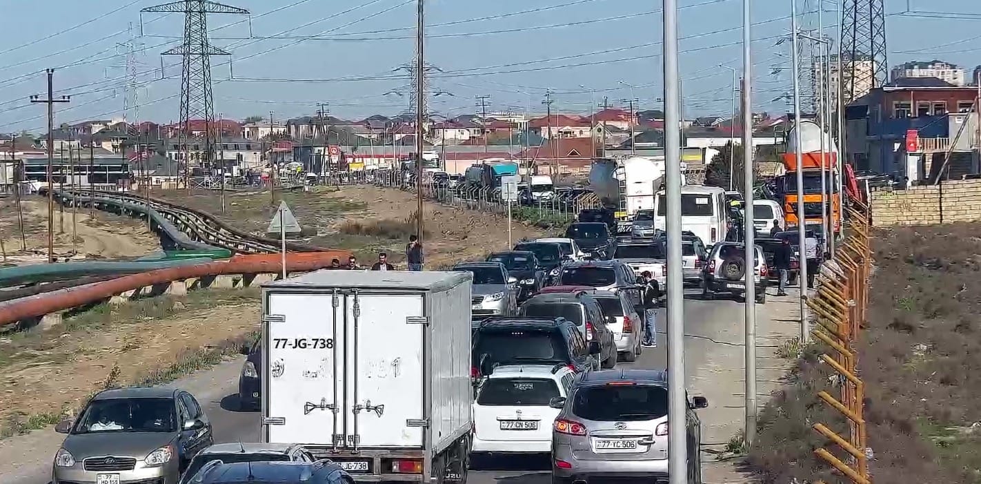 Bakıda məscidin qarşısında yük maşını aşıb - FOTO