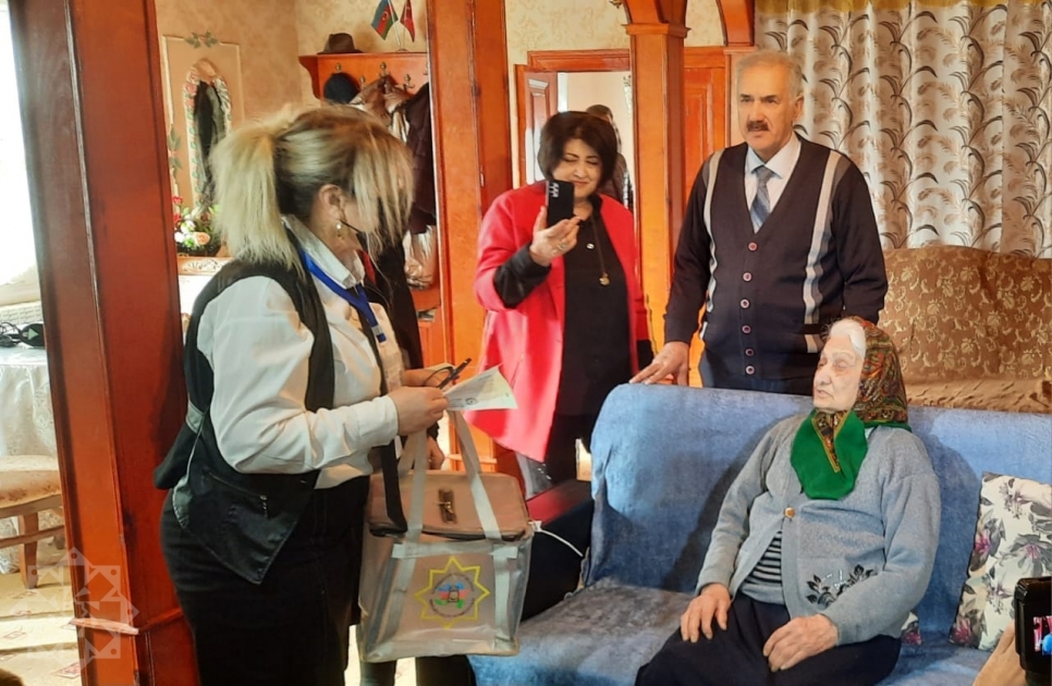 105 yaşlı Ceyran Səmədzadənin evinə daşınan seçki qutusu aparılıb - FOTO