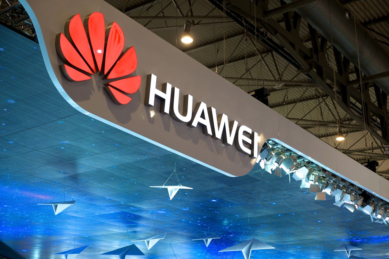 "Huawei"nin gəliri 58 milyard dolları ötüb