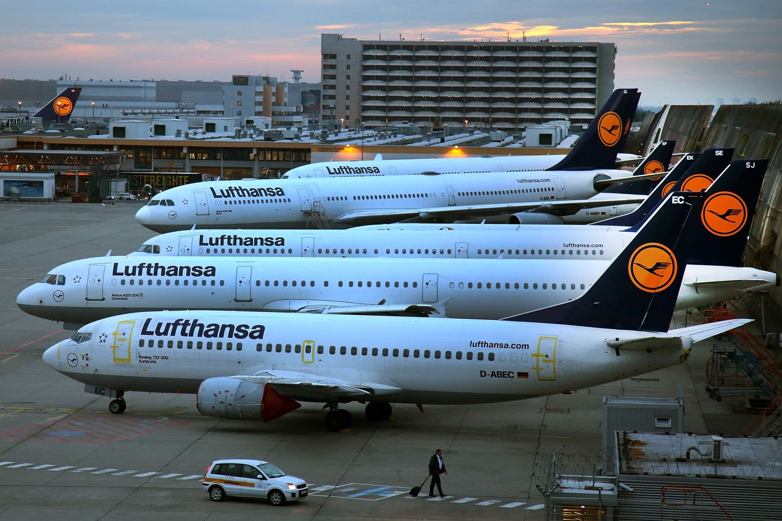 "Lufthansa" təhlükəsizlik səbəbilə Tehrana uçuşları dayandırıb