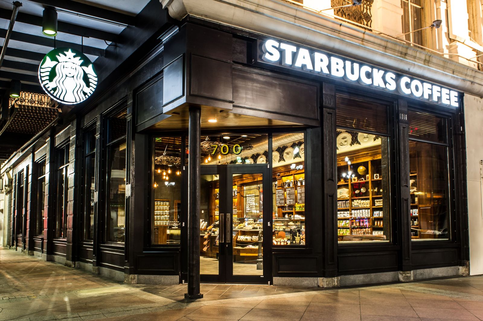 "Starbucks" xalis mənfəətini 8% azaldıb