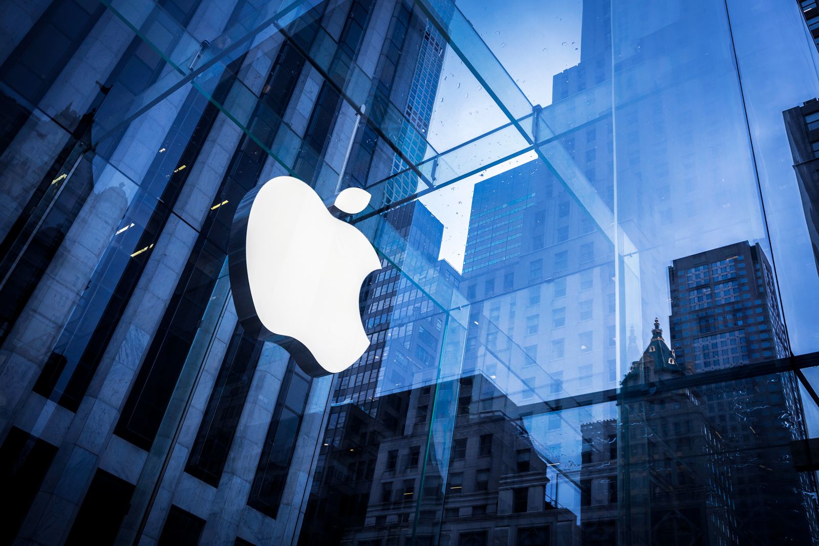 "Apple" bazar dəyəri 3,5 trilyon dolları keçən ilk şirkət oldu