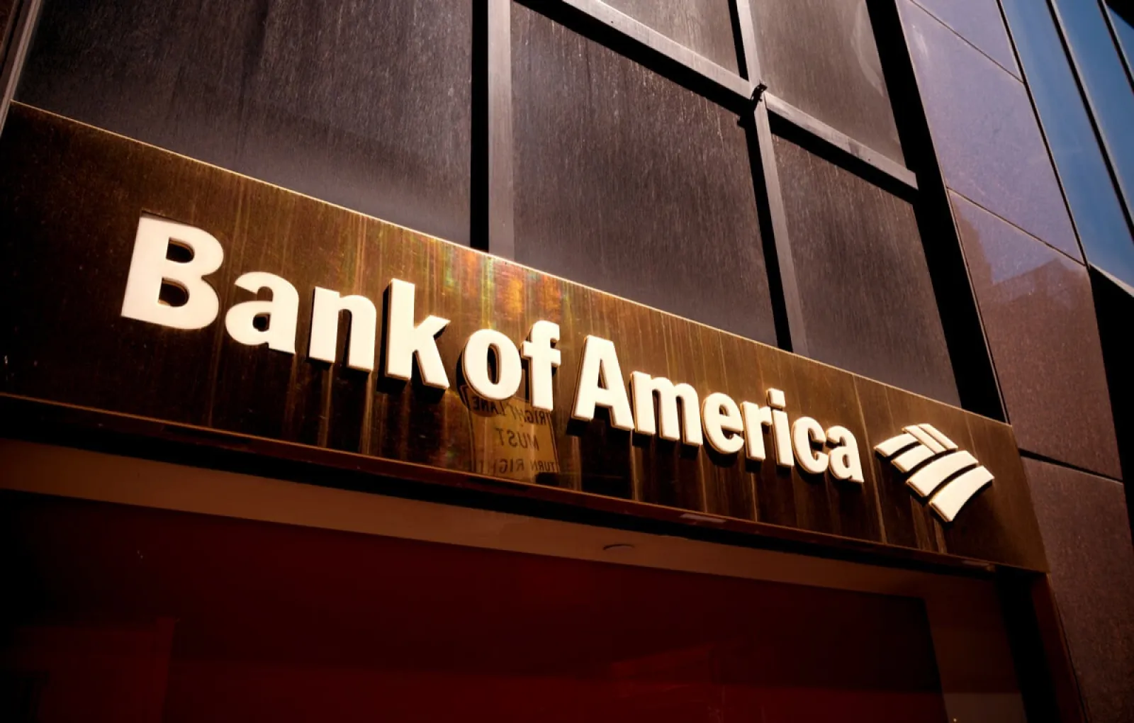 “Bank of America” ikinci rübdə proqnozlardan yüksək gəlir əldə edib
