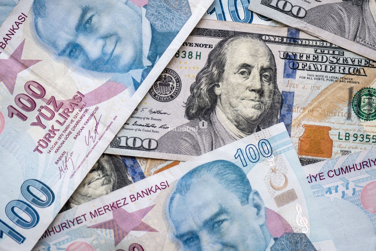 Lirə dollar qarşısında rekord həddə ucuzlaşdı