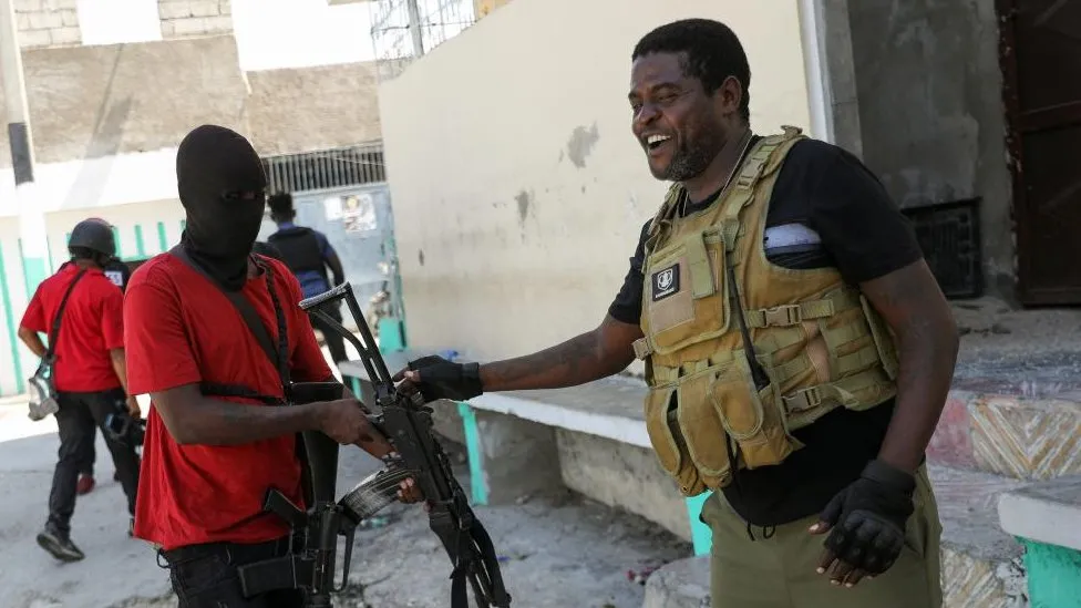 Haitidə qruplaşmalar polis məntəqələrini atəşə tutublar