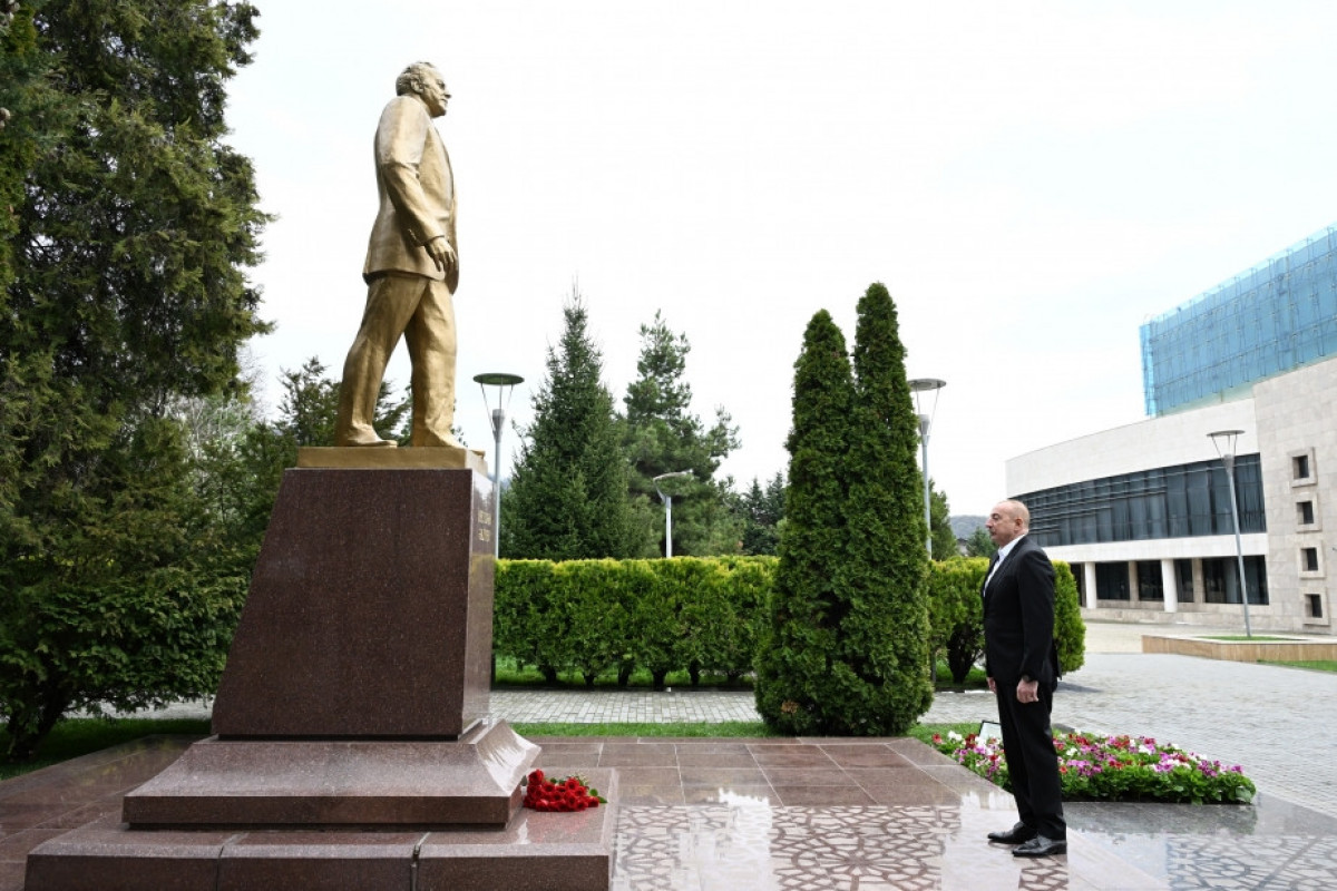 Prezident Qəbələ şəhərində Ümummilli Lider Heydər Əliyevin abidəsini ziyarət edib