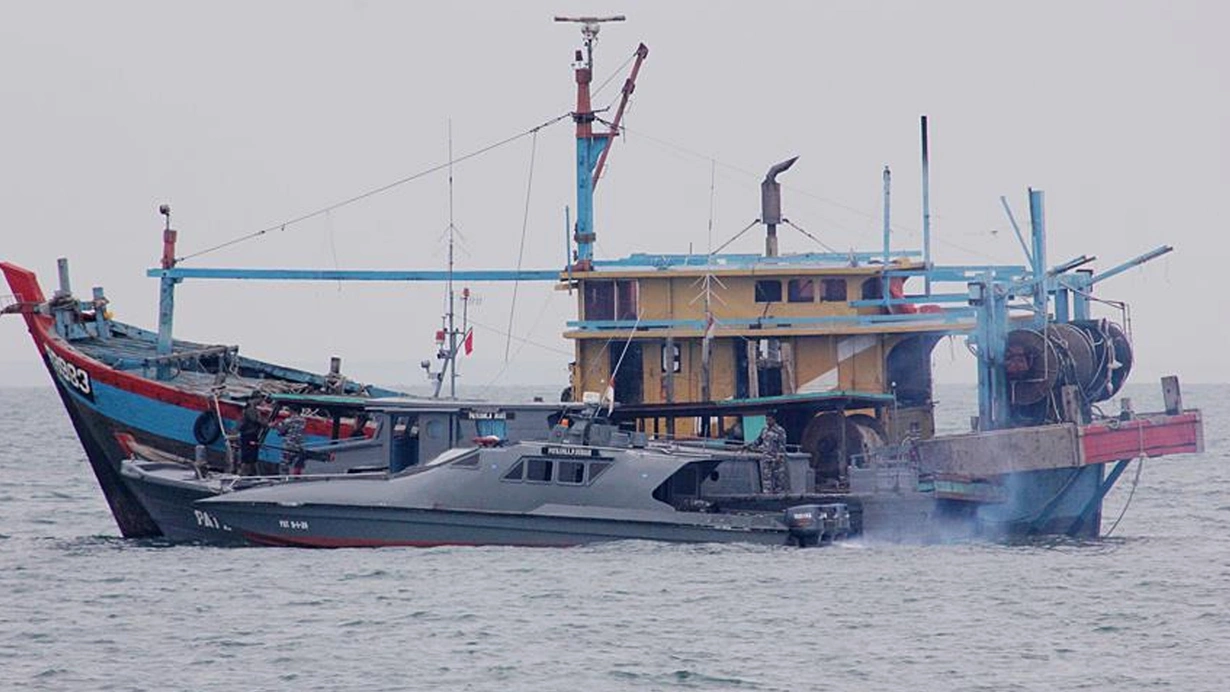 İndoneziyada balıqçı gəmisi aşıb: 2 nəfər ölüb, 24 nəfər itkin düşüb