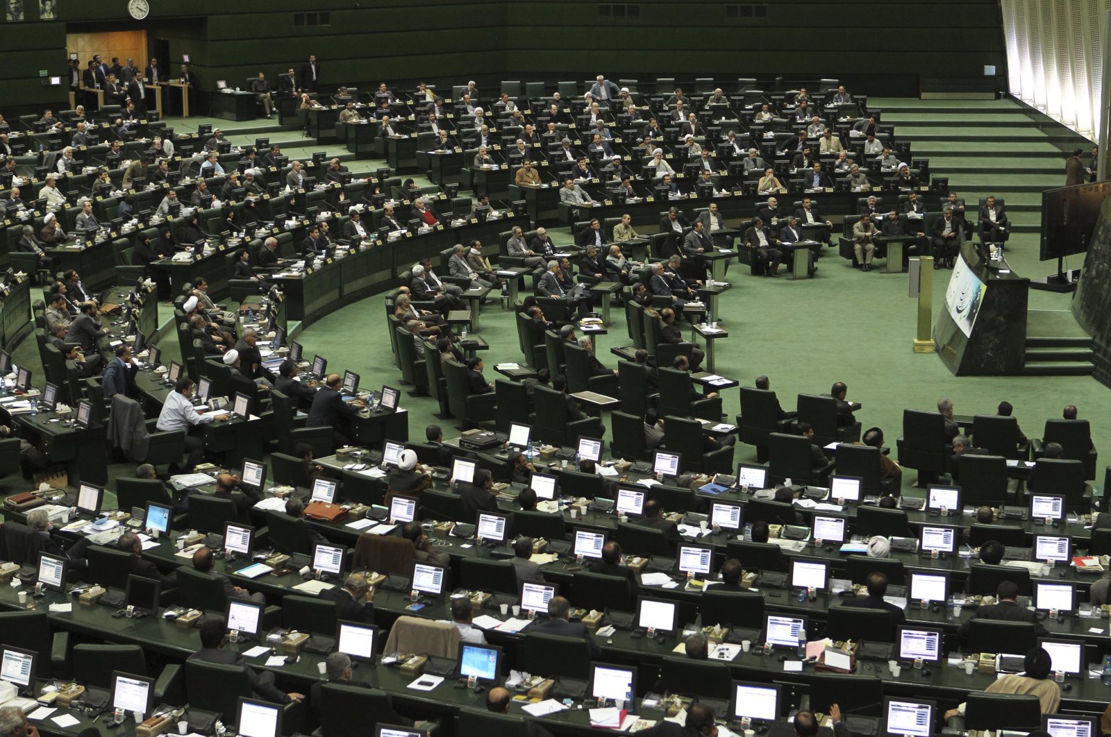 İranın yeni parlamenti işə başlayıb