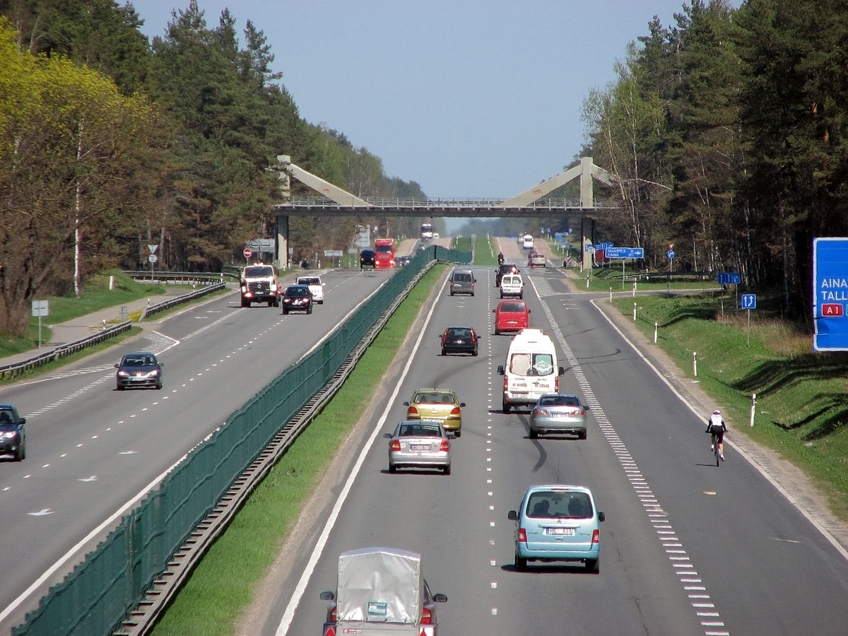 Latviya Belarus qeydiyyatlı avtomobillərin ölkəyə girişini qadağan etdi