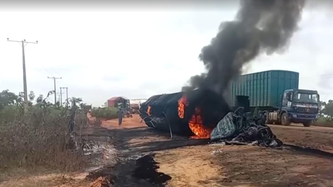 Nigeriyada yanacaq tankeri sərnişin daşıyan maşın ilə toqquşub, 48 nəfər ölüb