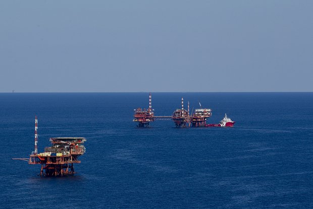 “OPEC+” ölkələrinin neft hasilatı kəskin azalıb