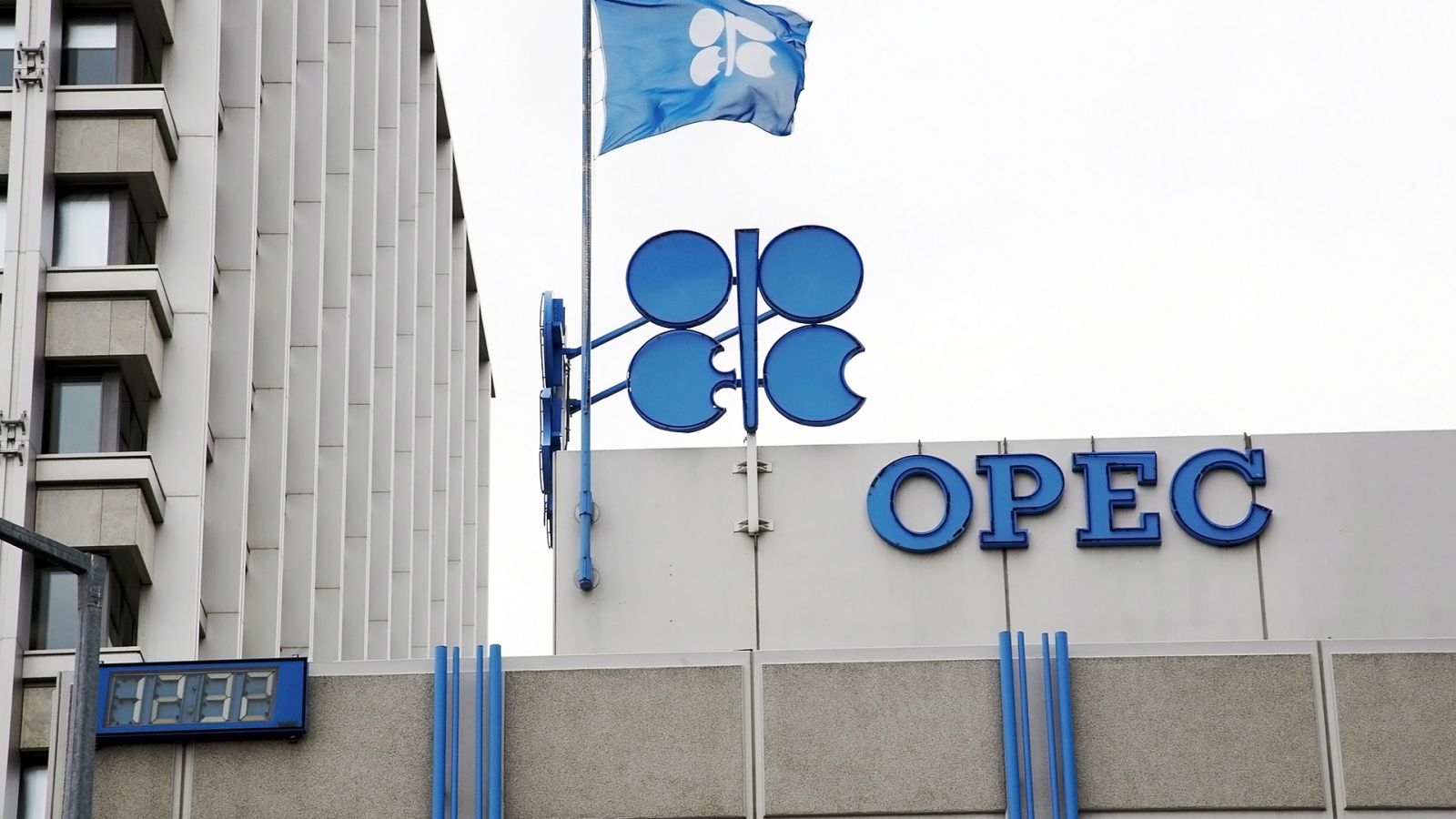 "OPEC+" neft bazarının vəziyyətini müzakirə edir