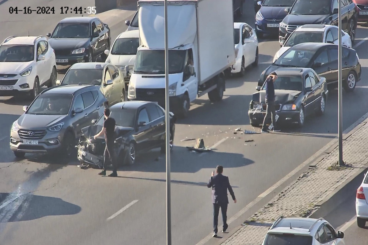 Beynəlxalq Avtovağzalın qarşısında yol qəzası olub, sıxlıq yaranıb