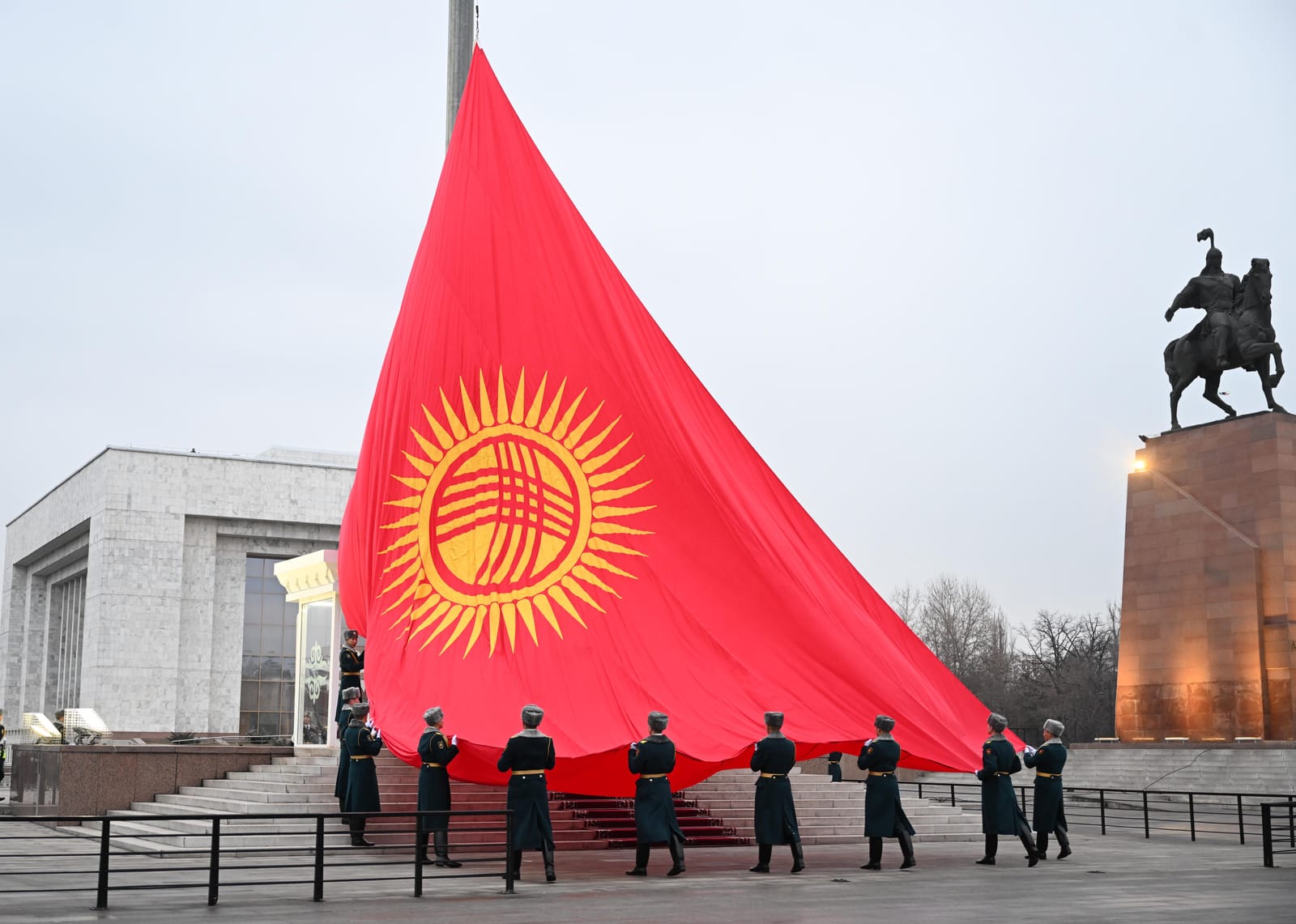 Qırğızıstanın paytaxtında ilk dəfə olaraq yeni dövlət bayrağı qaldırılıb