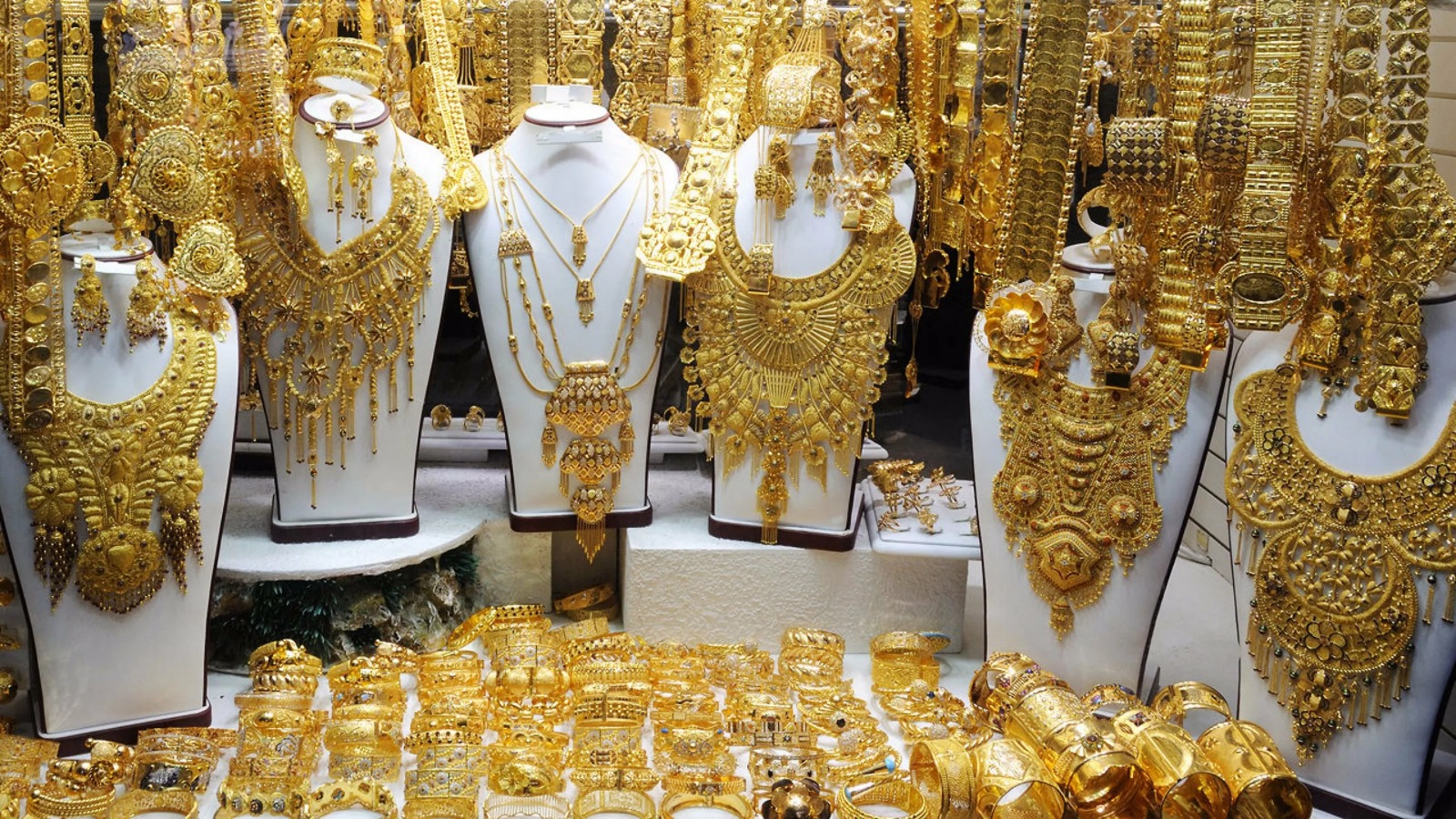 Dünya bazarlarının çökməsi fonunda qızıl ucuzlaşdı