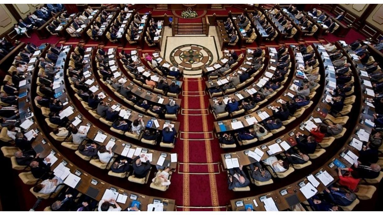 Deputat parlamentdə çıxışı zamanı huşunu itirdi - VİDEO