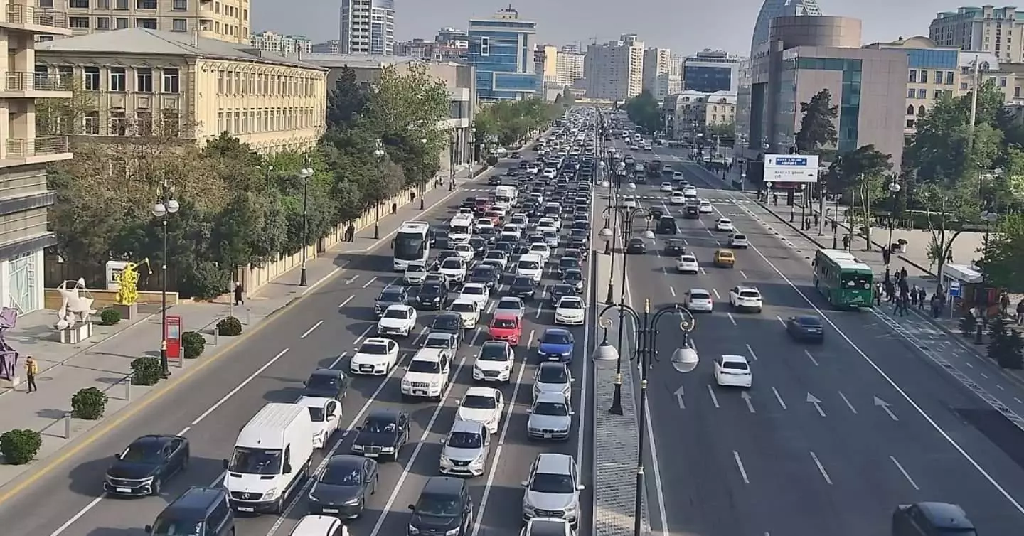 Bakının bir sıra yollarında nəqliyyatın sıxlığı yaranıb