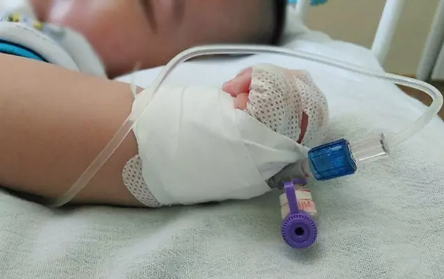 Şamaxıda səkkiz aylıq körpənin üzərinə qaynar su dağılıb: Vəziyyəti ağırdır