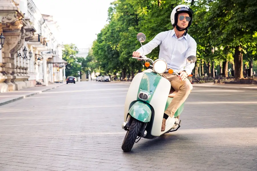 Azərbaycanda moped idarə etmək üçün sürücülük vəsiqəsi tələb olunacaq