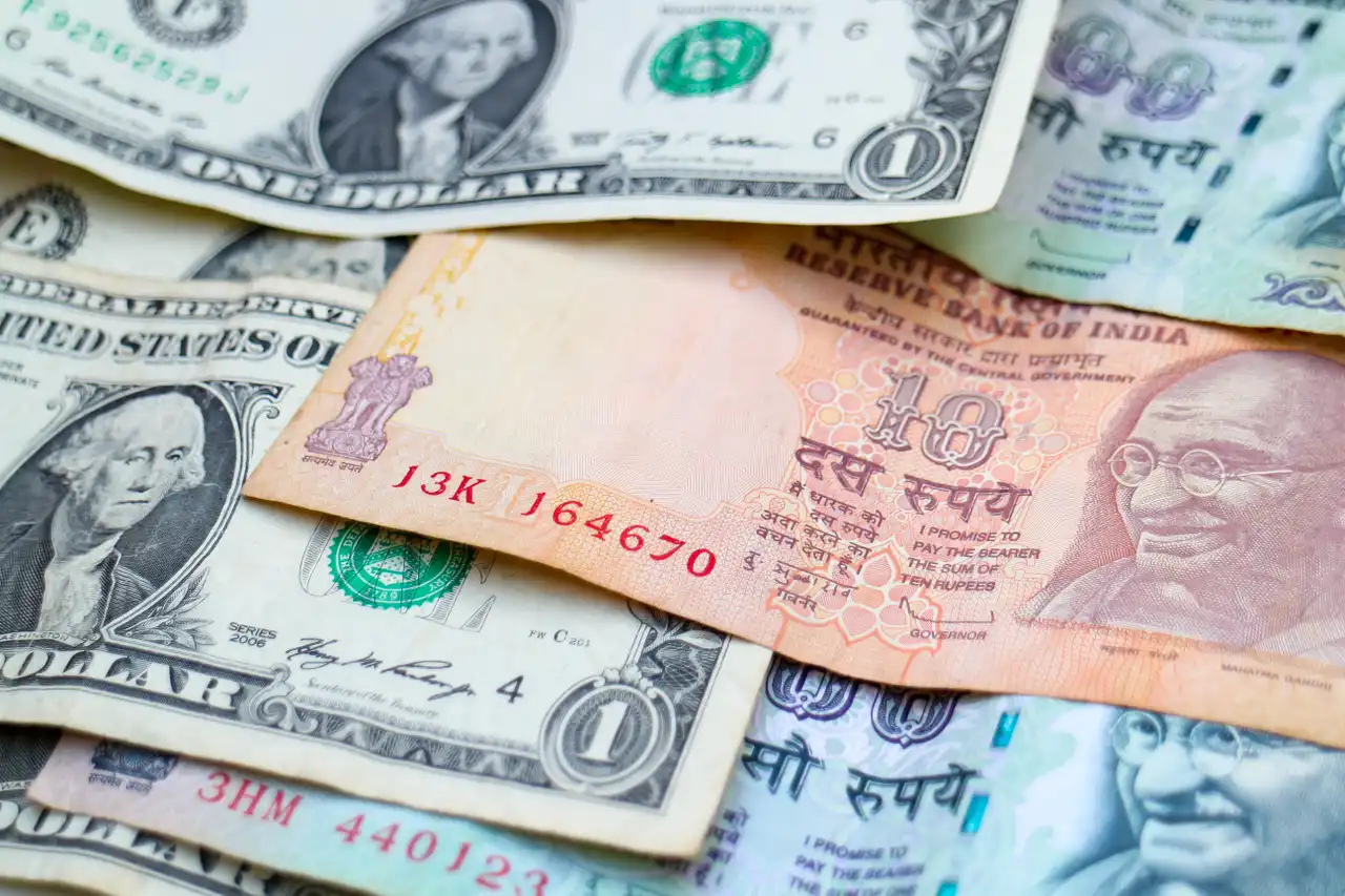 Hindistan rupisi dollar qarşısında tarixi minimuma enib