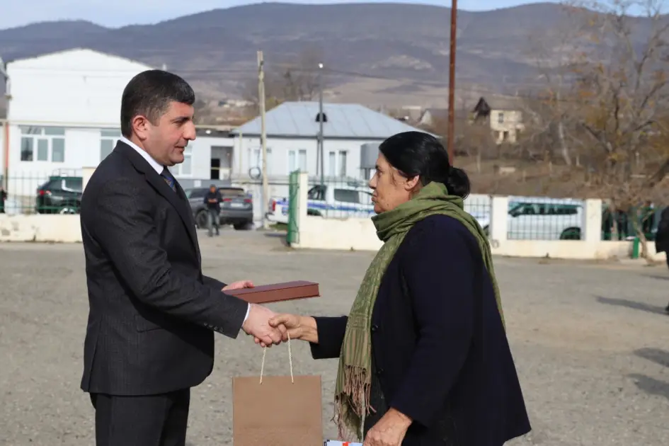 Xocalının Təzəbinə kəndinə çatan ailələrə evlərinin açarları təqdim olunub - FOTO