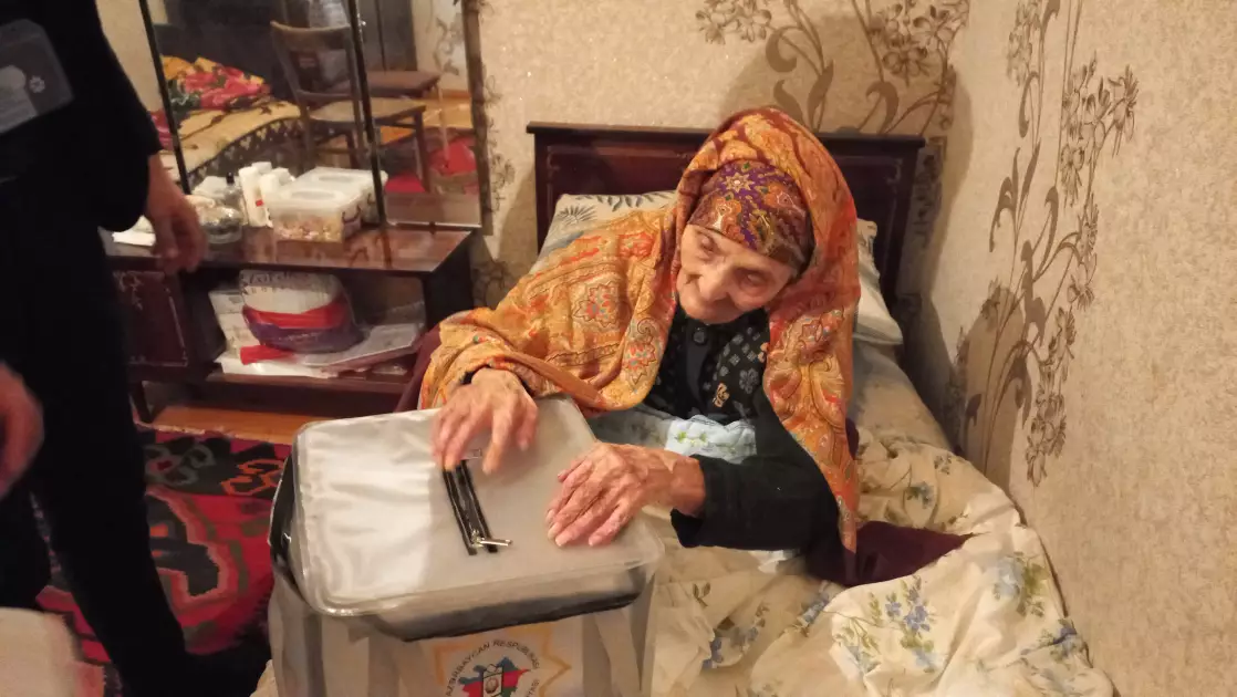 Tərtərdə 115 yaşlı nənənin evinə daşınan seçki qutusu aparılıb - FOTO
