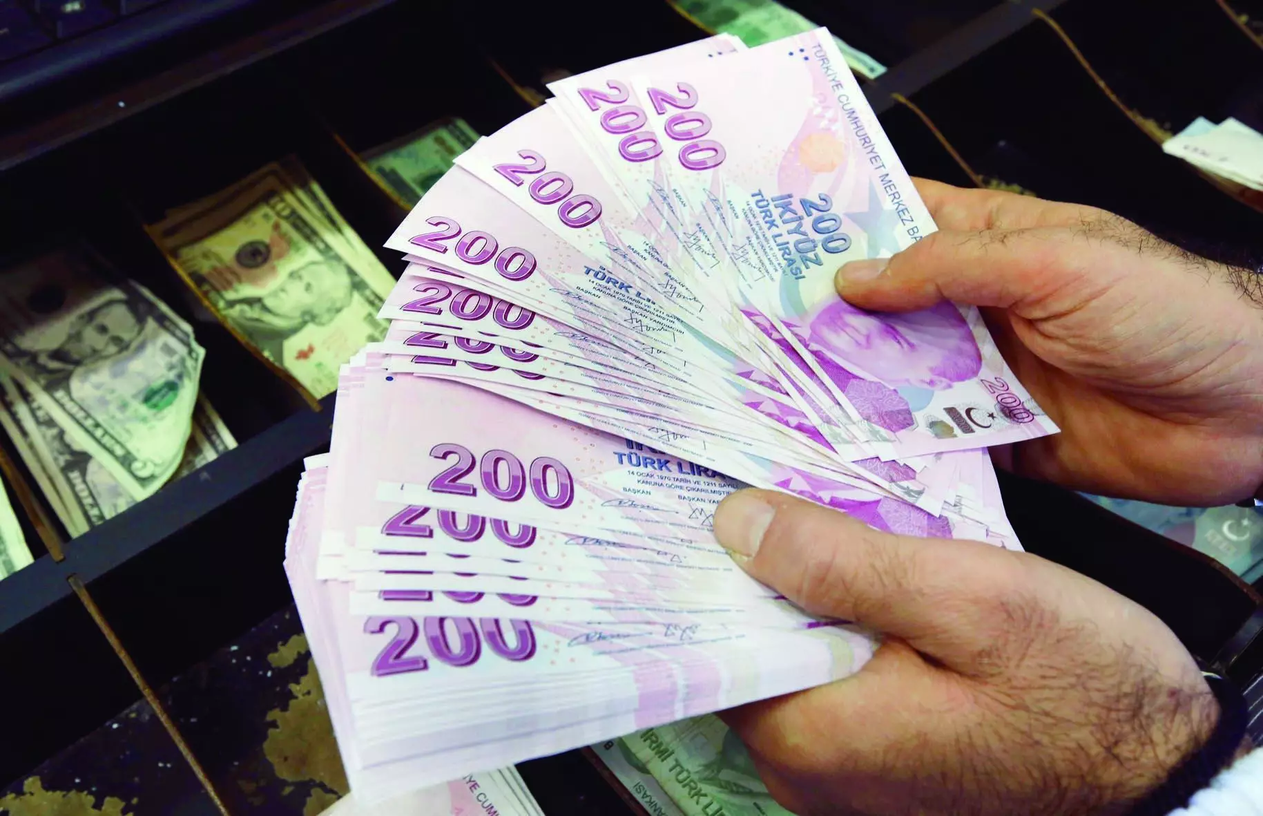 Lirə manat qarşısında ucuzlaşıb