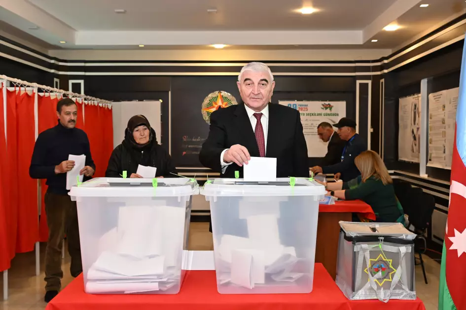 Məzahir Pənahov 31 saylı seçki məntəqəsində səs verib