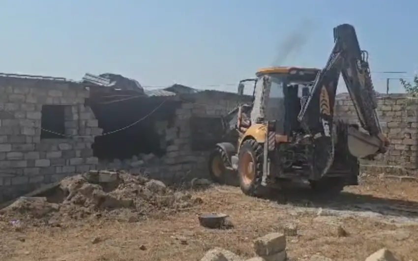 Xəzər rayonunda qanunsuz tikili sökülüb